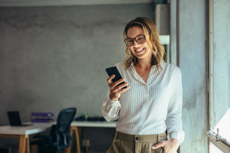 Mujer mirando un celular